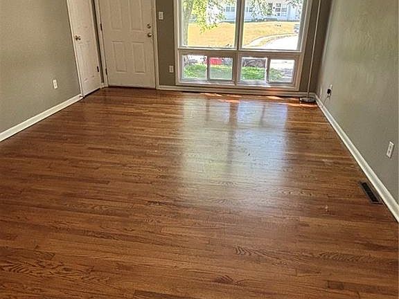 3rd image of 811 W Union Cir