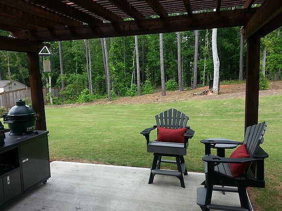 Back patio w/ cedar pergola