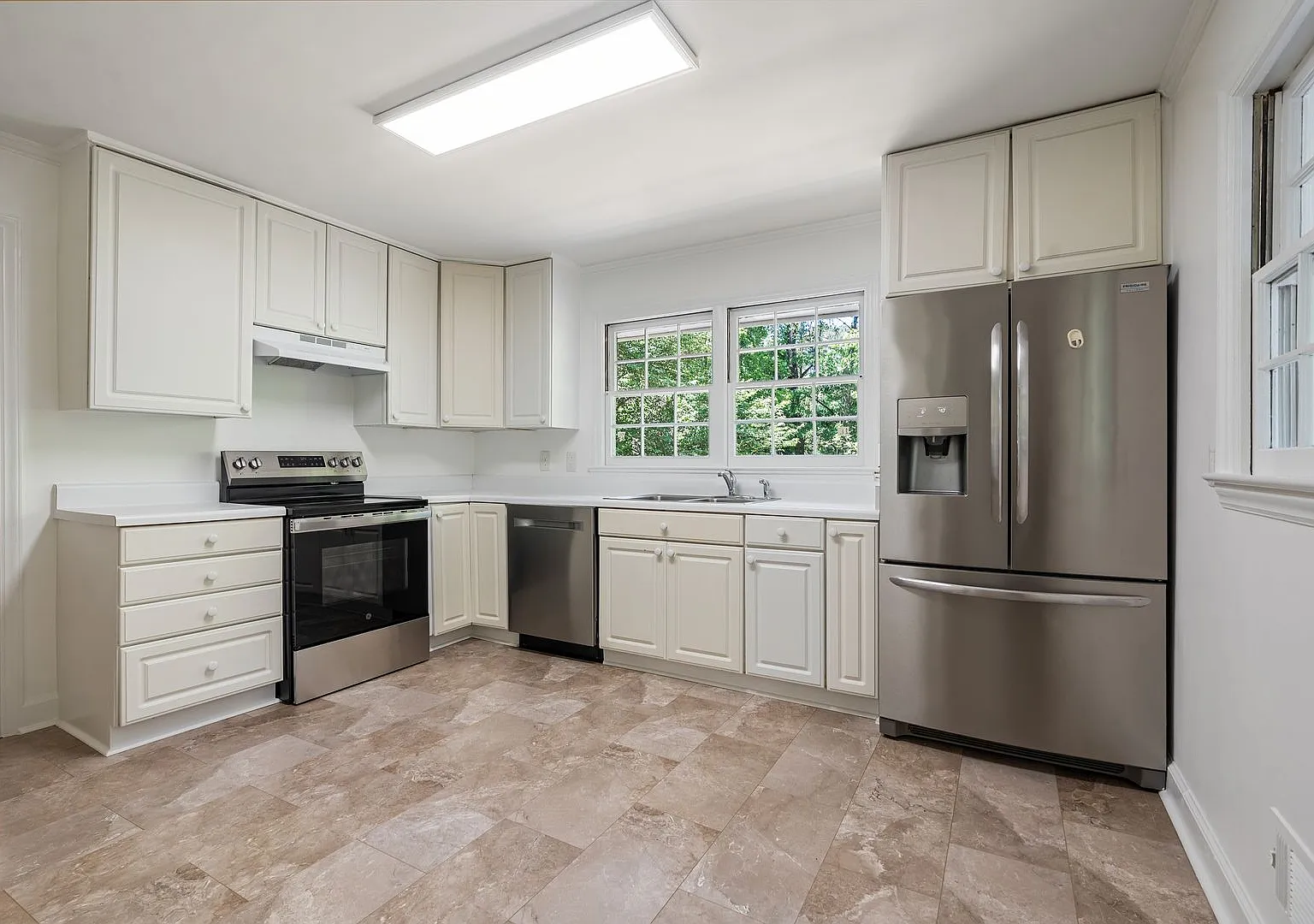 Perfect for Roommates 4BD/3BA Near Franklin Street & UNC Campus | No August Rent! — Photo 3
