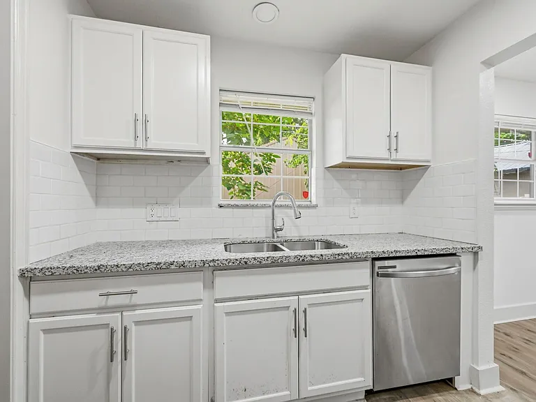 1501 Maiden Ln — Photo 11