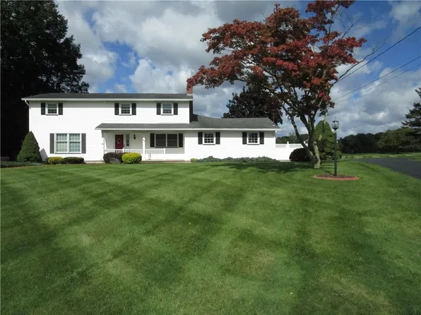 42 Harvest Ln, Rush, NY 14543