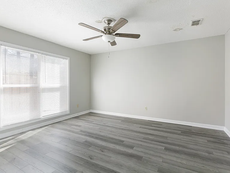 613 Mosswood Ln — Photo 2