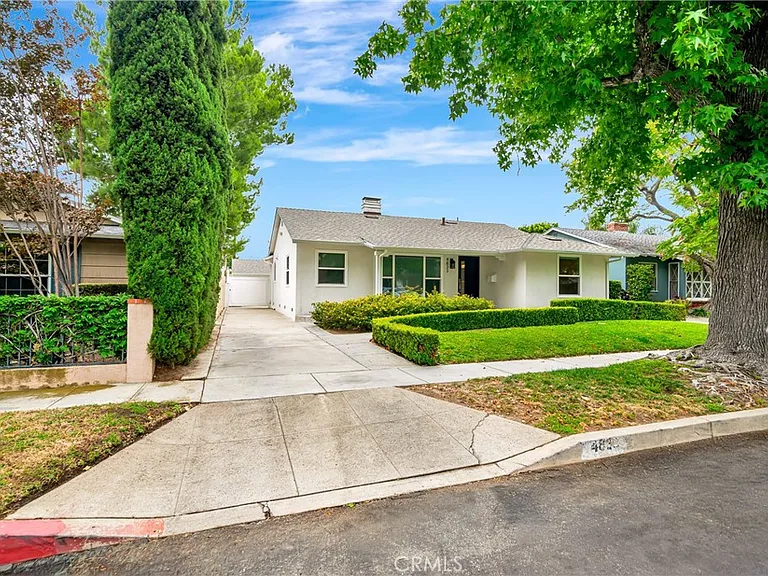 4833 Longridge Ave — Photo 3