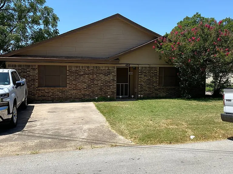 404 Jordan Ln — Photo 1