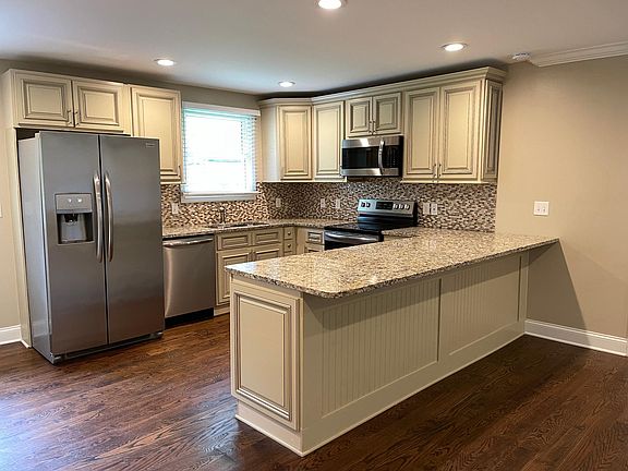 5th image of 2833 Galesburg Dr