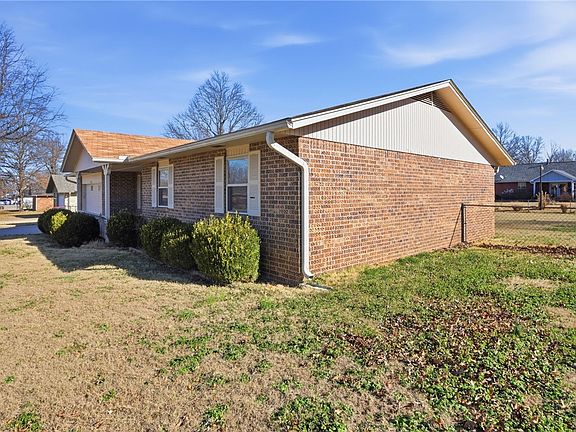 3rd image of 1903 Jean St