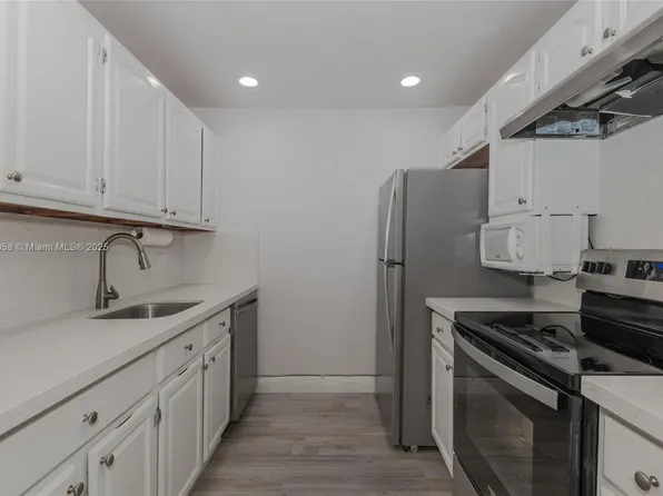 300 SW 134th Way APT 203E, Hollywood, FL 33027