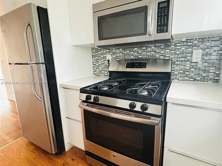 800 W 42nd St #1B — Photo 8