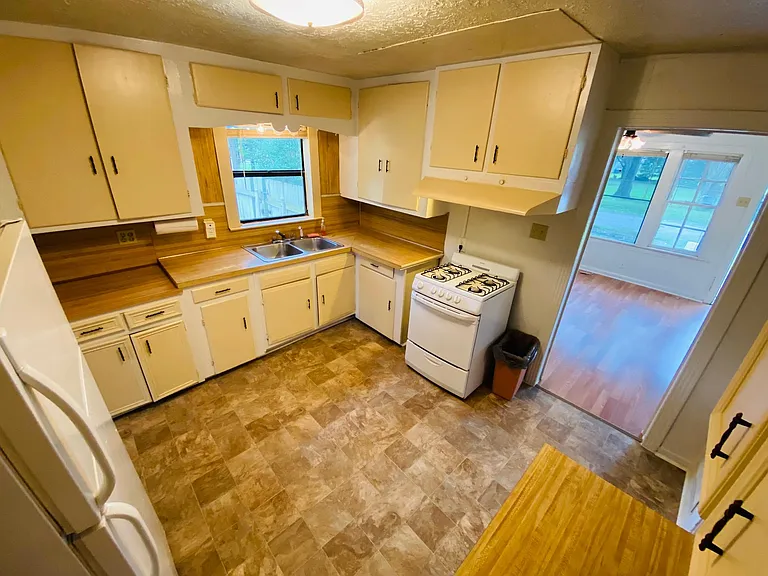 365 E Irby St — Photo 6