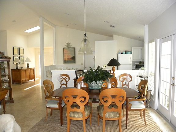 2nd image of 208 Charlemagne Cir
