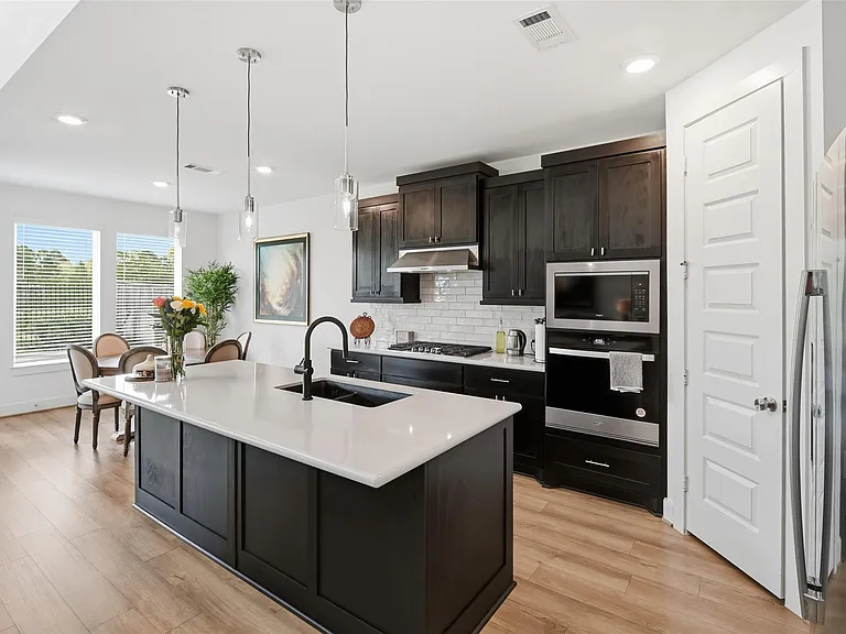 8022 Hingham Ln — Photo 5