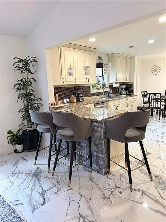3 bed, 2.0 bath, 1822 sqft, $2,400 — Photo 1