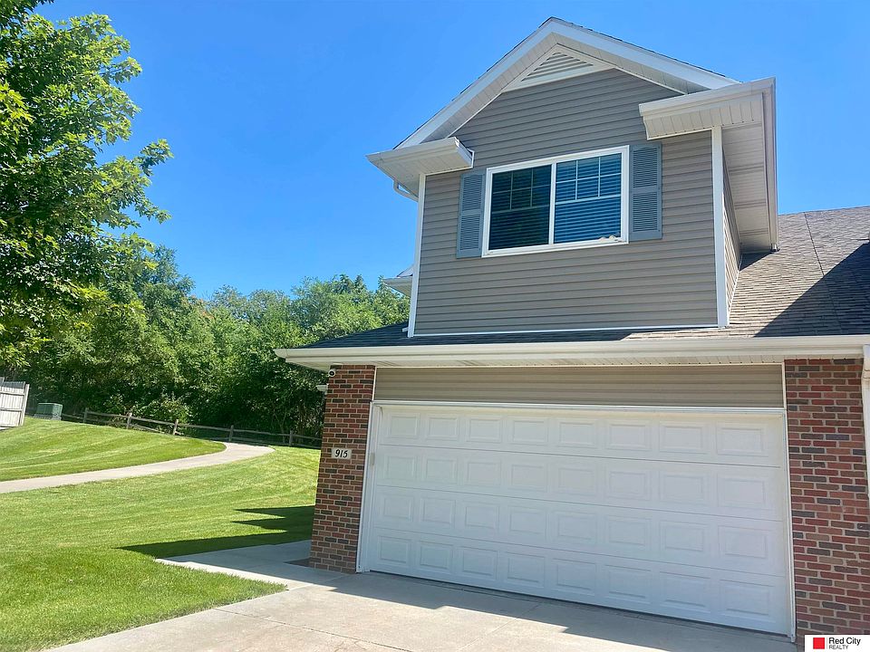 1st image of 915 Carlton Cir