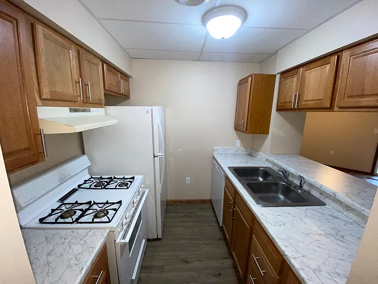 150 S Lakeside Dr #9 — Photo 2