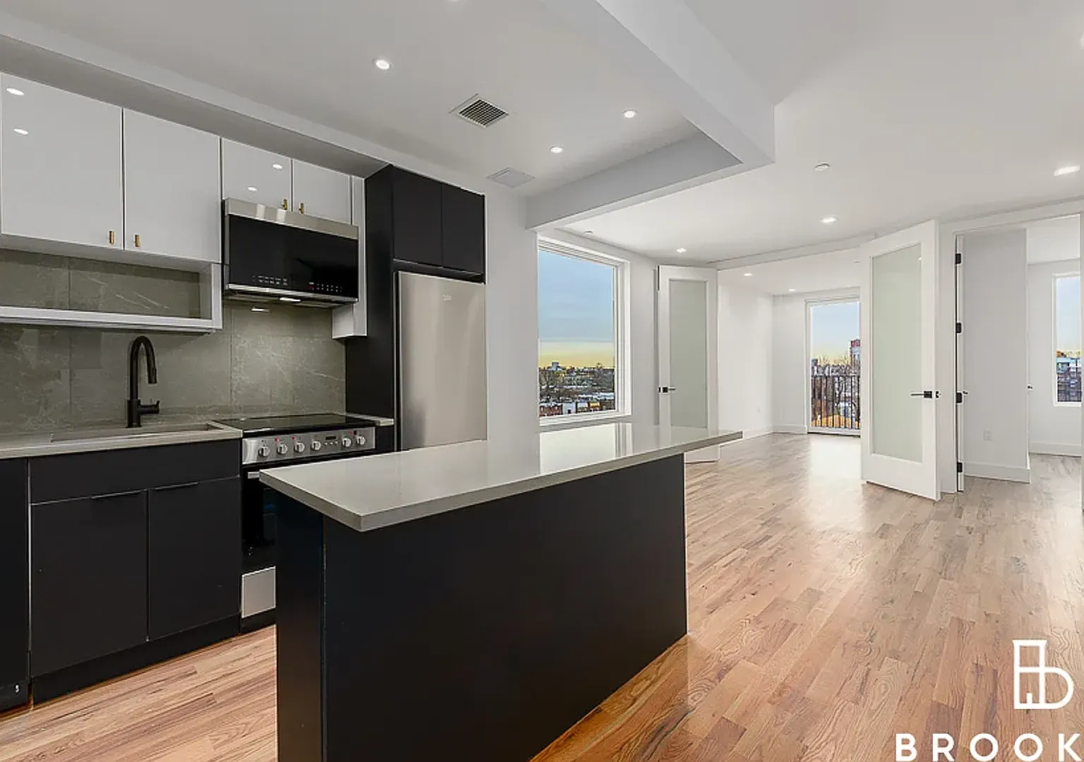 986 Rogers Avenue — Photo 2
