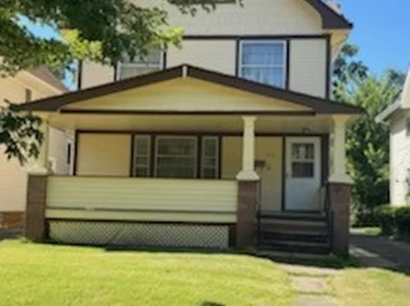 870 Helmsdale Rd, Cleveland Heights, OH 44112