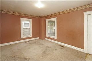 4th image of 915 Clarence St