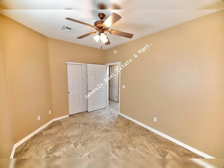 606 W Woodfield Ct — Photo 15