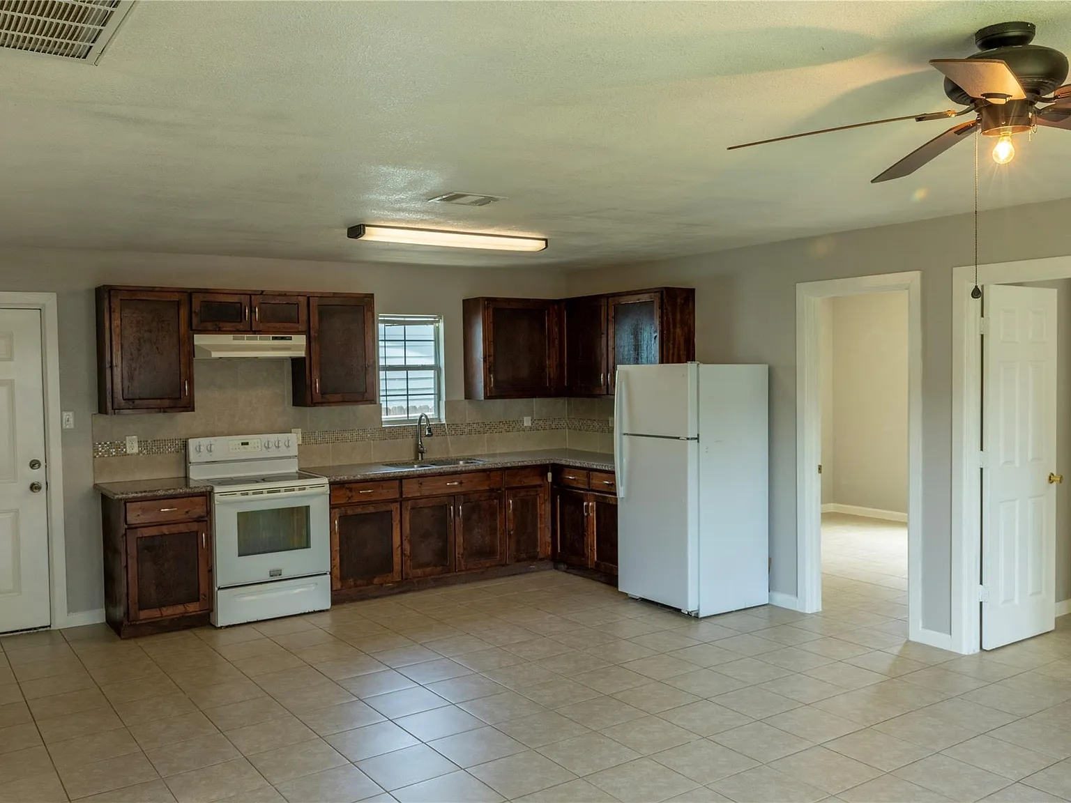 3 bed, 2.0 bath, 1000 sqft, $1,500 — Photo 3