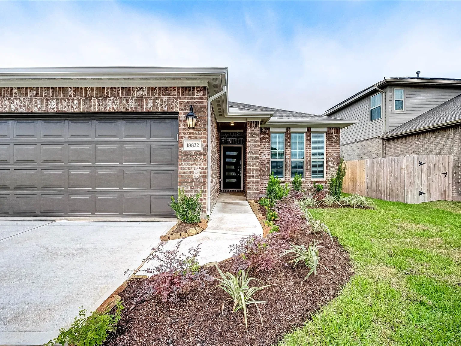 3 bed, 2.0 bath, 1829 sqft, $2,300 — Photo 2
