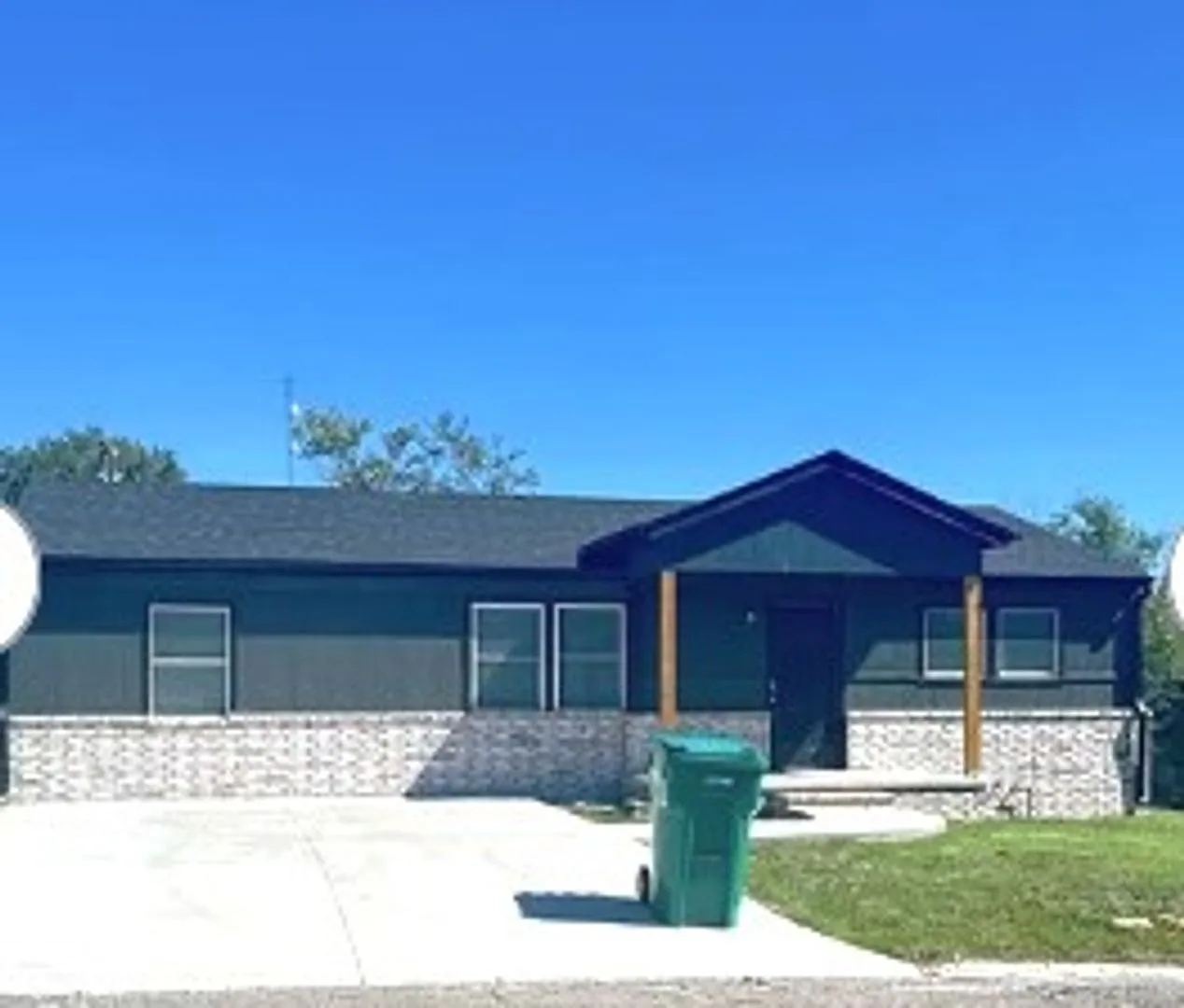Beautifully fully remodeled 2-bedroom, 2-bath home for lease in Sapulpa. — Photo 1