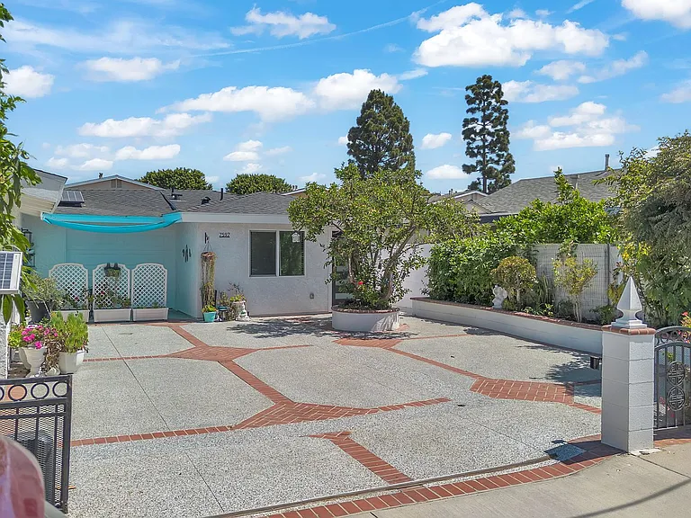 7597 Washington Dr — Photo 1