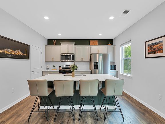 2nd image of 603 Bayridge Rd