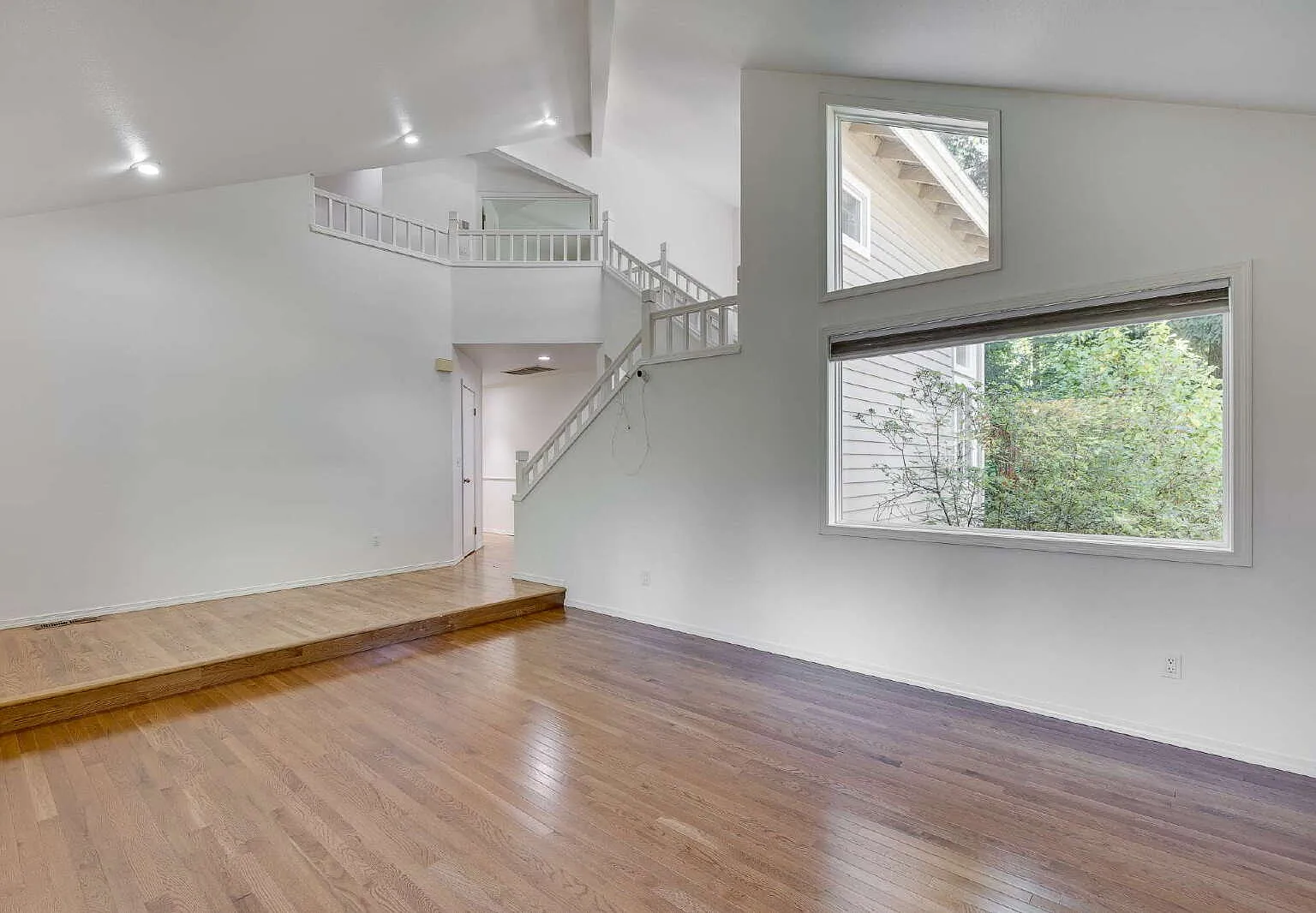 Beautifully Updated 4-Bedroom Home In Sammamish!- Available Now For Rent!! — Photo 2
