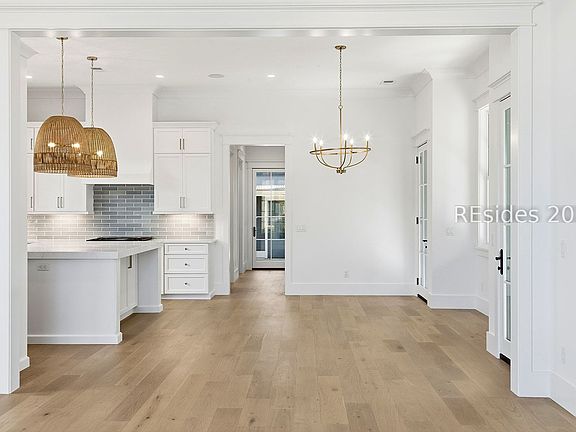 5th image of 18 Lyonia St