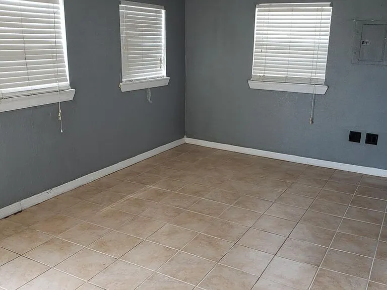 1011 S Hopkins Ave #B — Photo 3