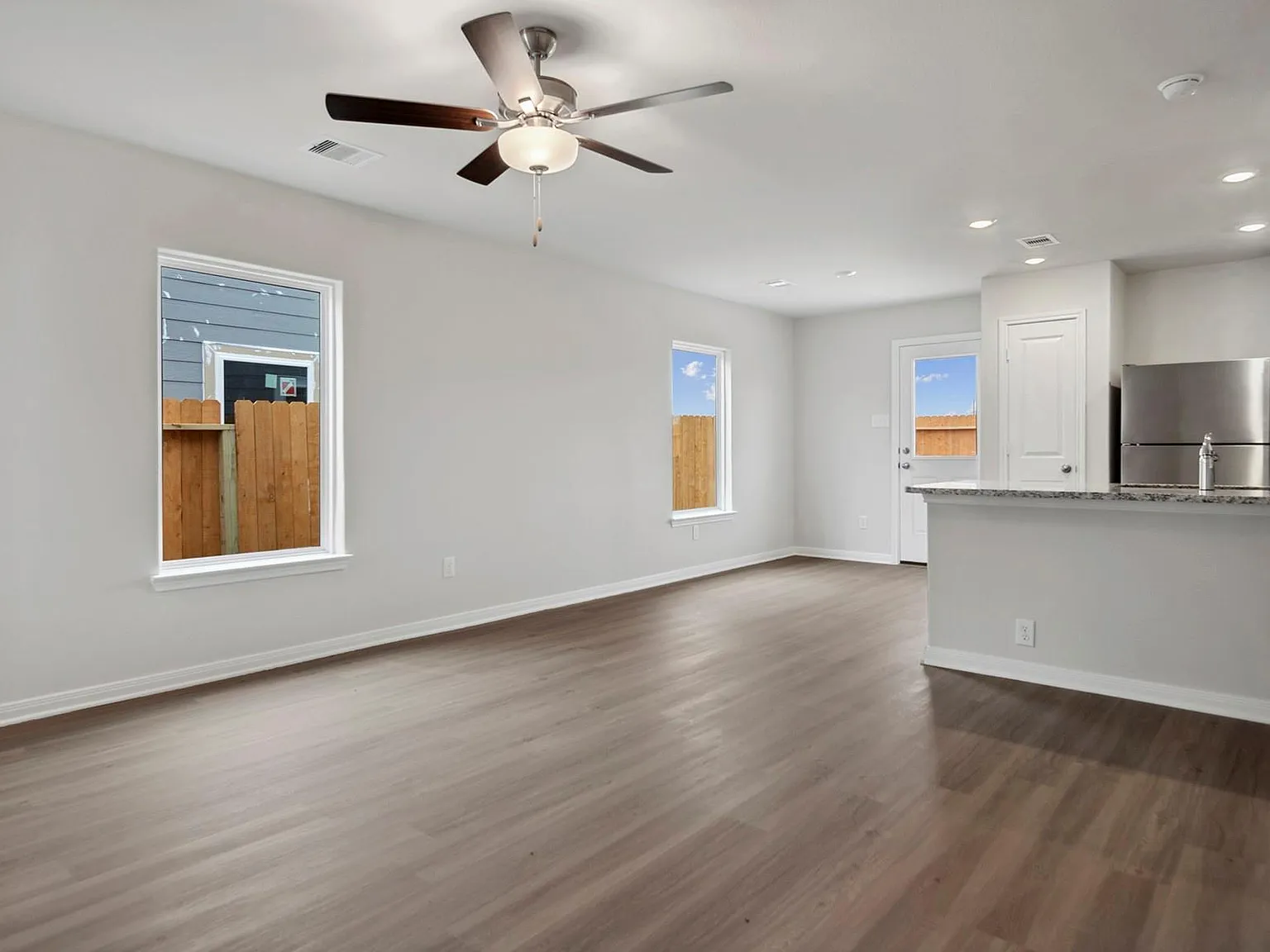 3 bed, 2.0 bath, 1076 sqft, $1,815 — Photo 4