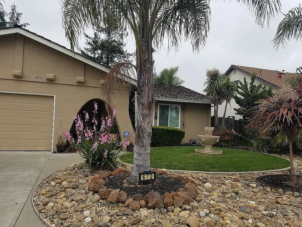 672 Huntington Way photo 1