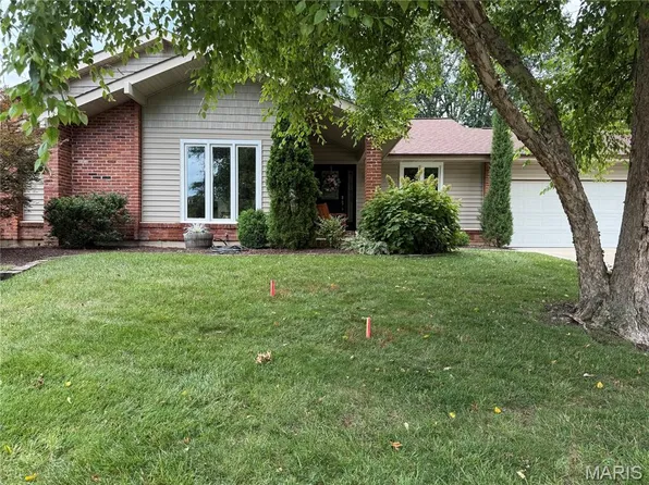 15589 Valley Branch Dr, Chesterfield, MO 63017