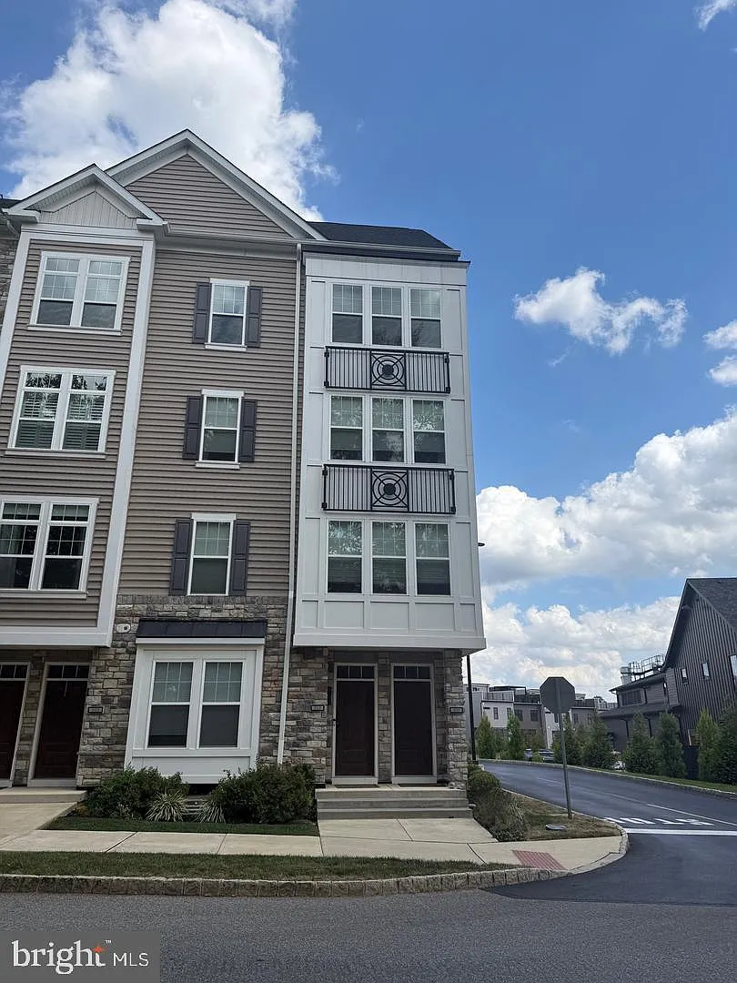 3 bed, 2.5 bath, 2176 sqft, $4,450 — Photo 2