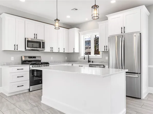 60 Daytona Ave, Narragansett, RI 02882