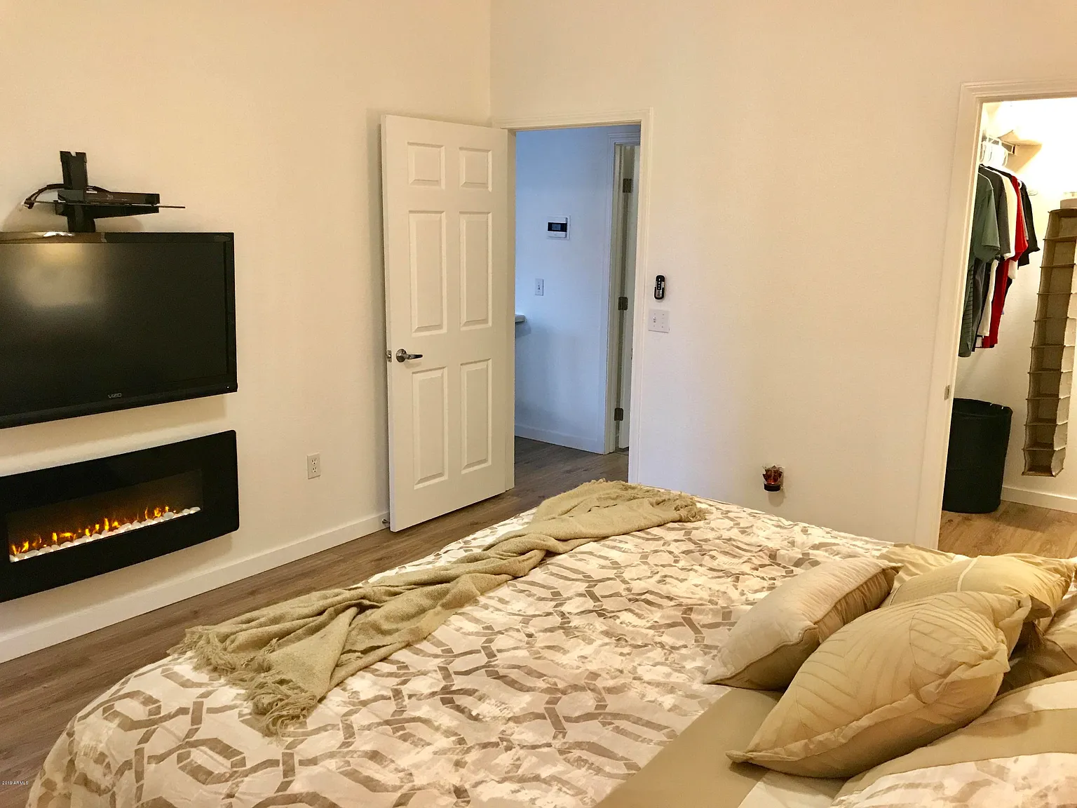 1 bed, 1.0 bath, 892 sqft, $1,950 — Photo 3
