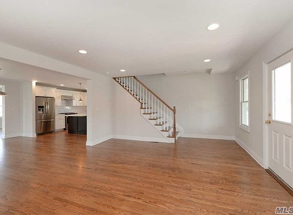 4th image of 2920 Evergreen Ave