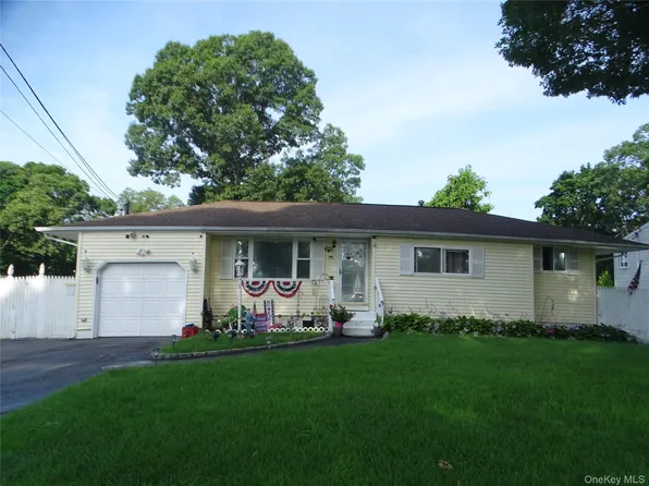 22 Newtown Avenue, Selden, NY 11784