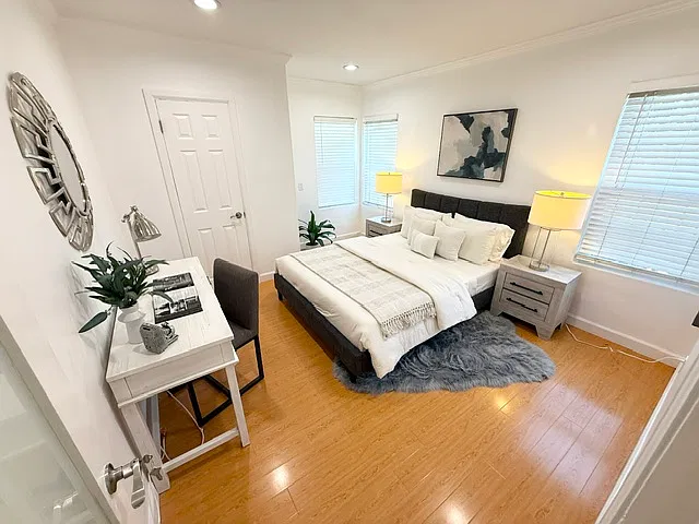 2 bed, 950 sqft, $3,650 — Photo 2