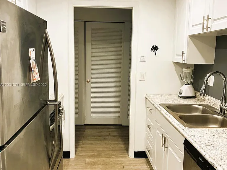 400 N Riverside Dr #501 — Photo 9