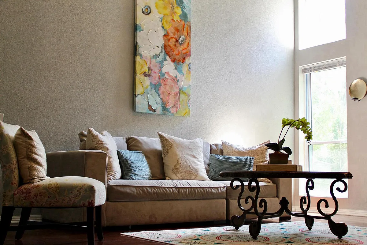 Beautiful living room with tons of natural light. - 1009 Hatteras Dr