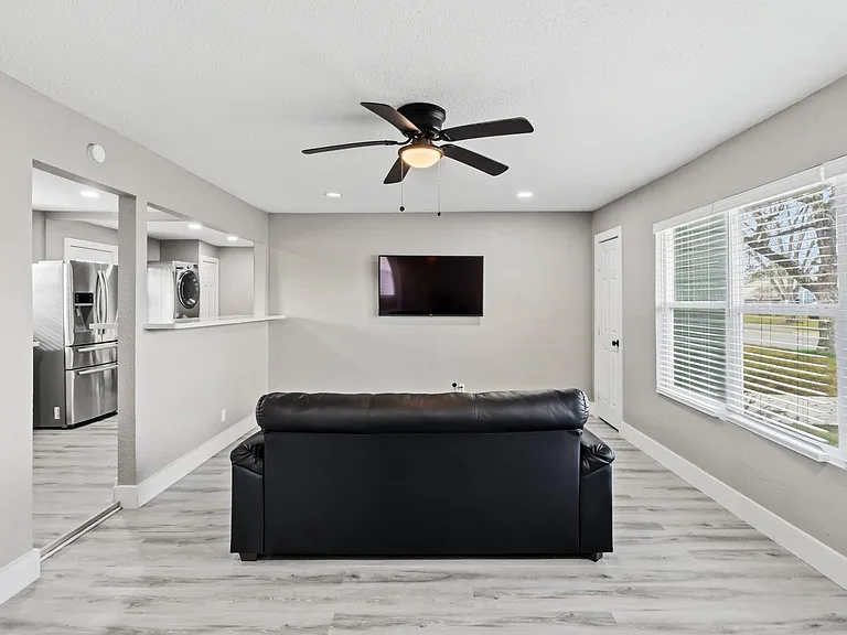 5914 Southcrest St — Photo 2