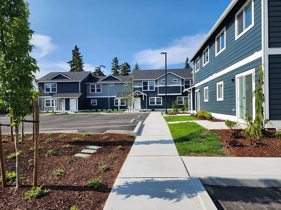 1039 Cedar Ave #103
