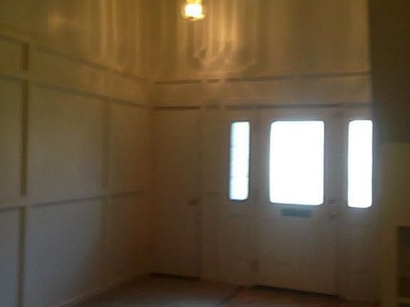 Nice spacious entry way with high ceilings