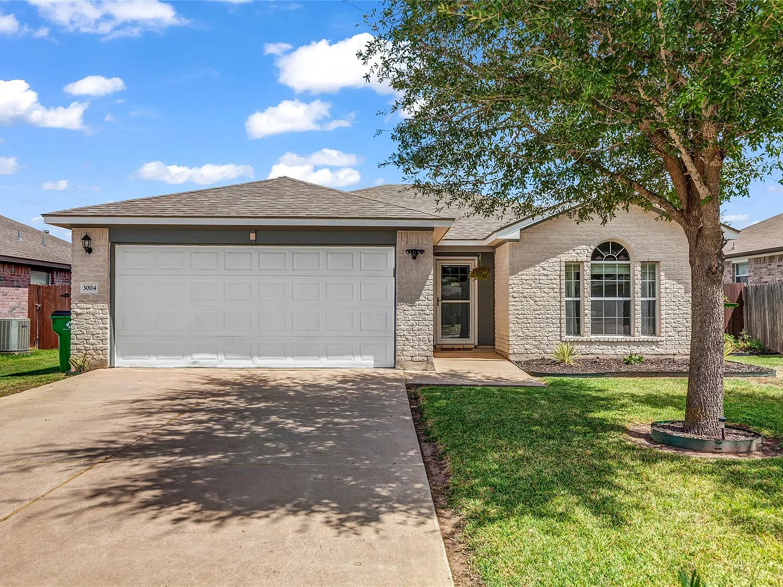 3 bed, 2.0 bath, 1184 sqft, $2,050 — Photo 2