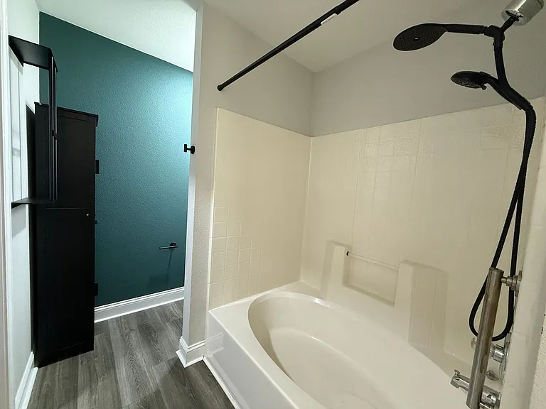 1046 Simpson St — Photo 17