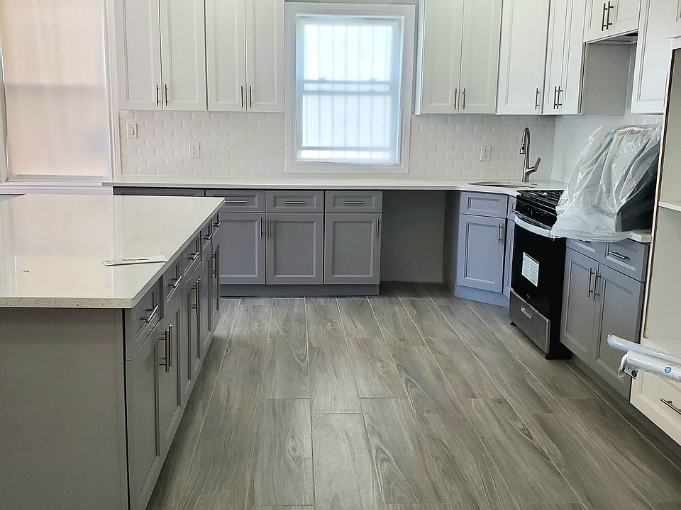 Windowed Kitchen w/Lots of cabinet space