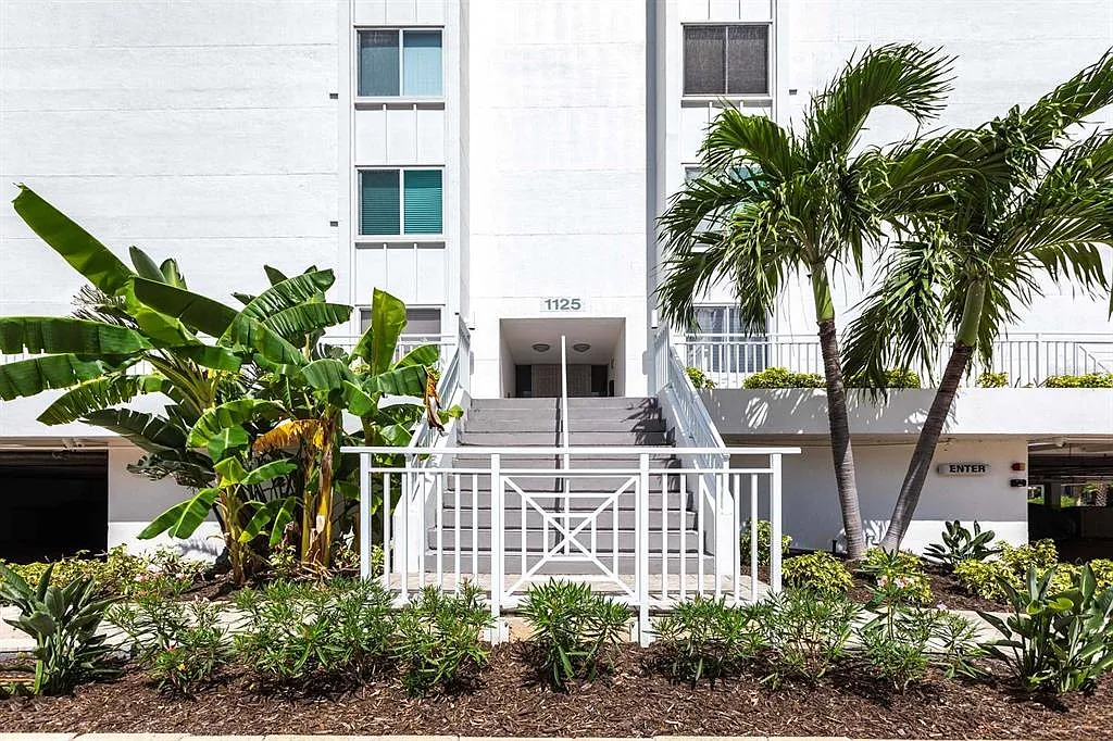 2 bed, 2.0 bath, 1200 sqft, $8,500 — Photo 2