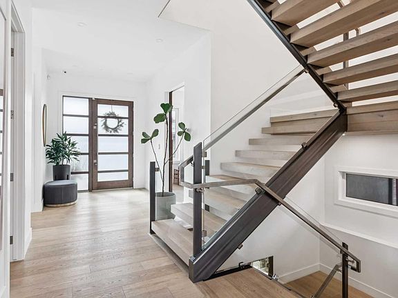 2nd image of 708 Crescent Blvd SW