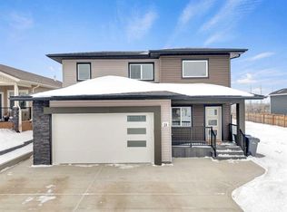 13 N Vanson Close, Sylvan Lake, AB T4S 0M3